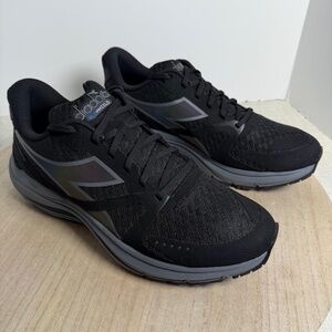 Diadora Mythos Blushield 8 Vortice HIP Mens 11 Black Running NWT/ Box